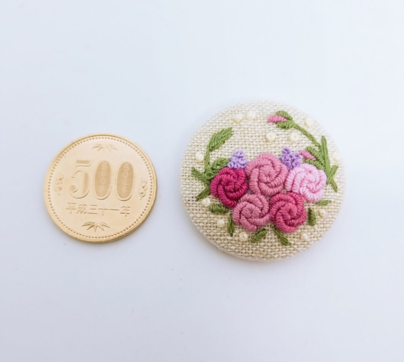 手刺繍ブローチ・ヘアゴム 春《ピンク色の薔薇》くるみボタン 7枚目の画像