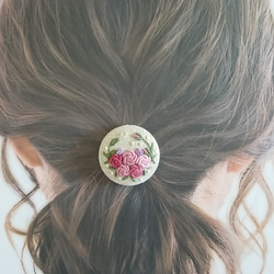 手刺繍ブローチ・ヘアゴム 春《ピンク色の薔薇》くるみボタン 6枚目の画像