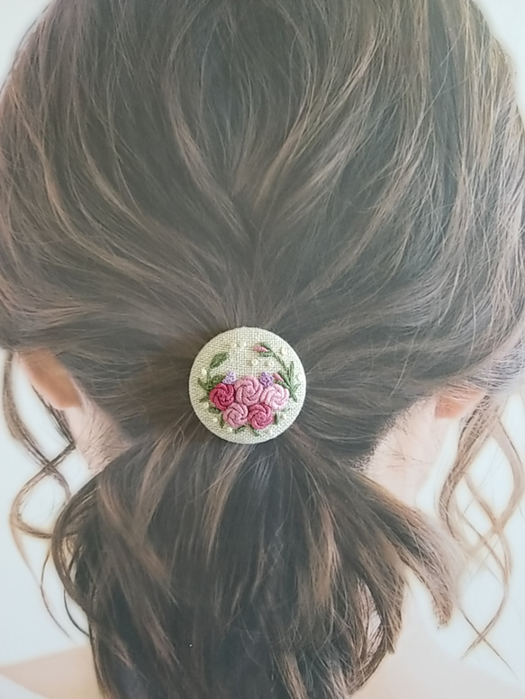 手刺繍ブローチ・ヘアゴム 春《ピンク色の薔薇》くるみボタン 6枚目の画像