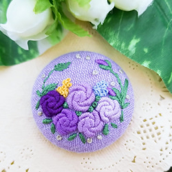 手刺繍ブローチ・ヘアゴム春《紫色の薔薇》×パープル  くるみボタン 1枚目の画像