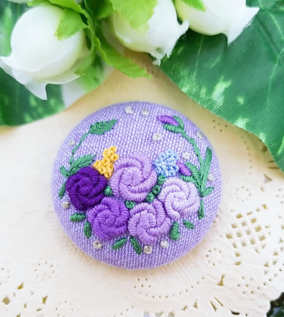 手刺繍ブローチ・ヘアゴム春《紫色の薔薇》×パープル  くるみボタン 1枚目の画像