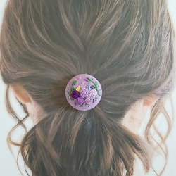 手刺繍ブローチ・ヘアゴム春《紫色の薔薇》×パープル  くるみボタン 5枚目の画像