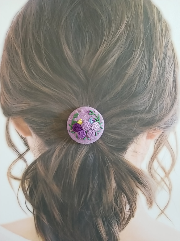 手刺繍ブローチ・ヘアゴム春《紫色の薔薇》×パープル  くるみボタン 5枚目の画像