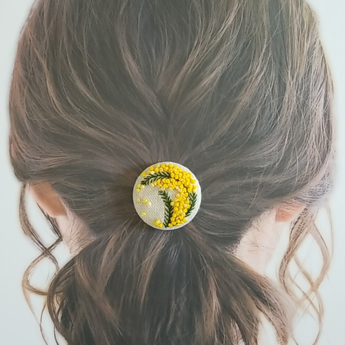 受注製作】手刺繍ブローチ・ヘアゴム 《私のミモザ》くるみボタン