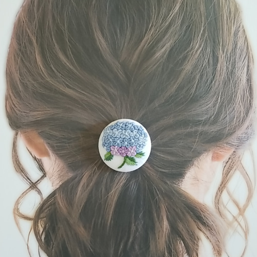 受注製作】手刺繍ブローチ・ヘアゴム くるみボタン 花《一輪