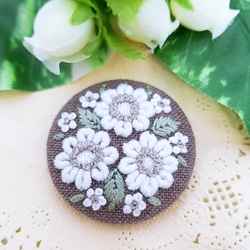 完売】手刺繍ブローチ・ヘアゴム くるみボタン《白い花》×モカ茶