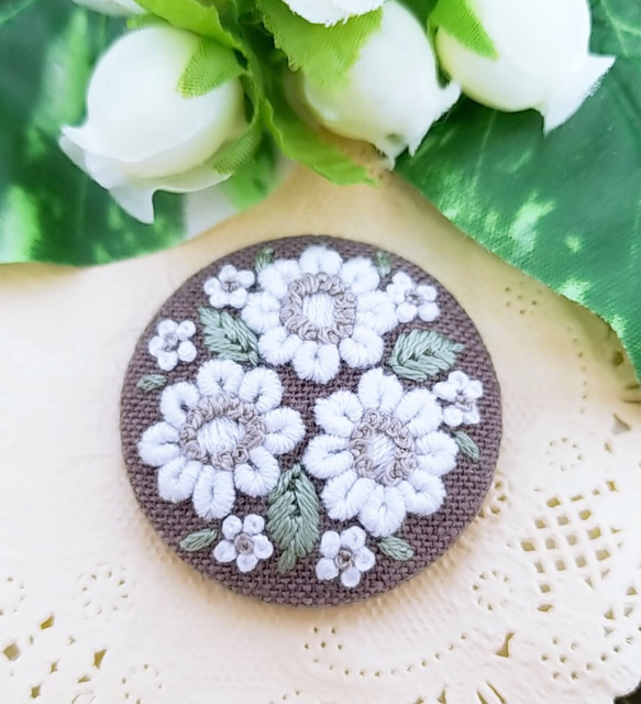 完売】手刺繍ブローチ・ヘアゴム くるみボタン《白い花》×モカ茶