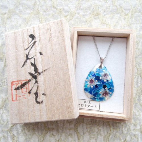 七宝焼き　アクセサリー　バッジ　ネックレス　ハンドメイド ぶどう（青）の七宝焼ネックレス - 七宝焼の工房Uncle Z