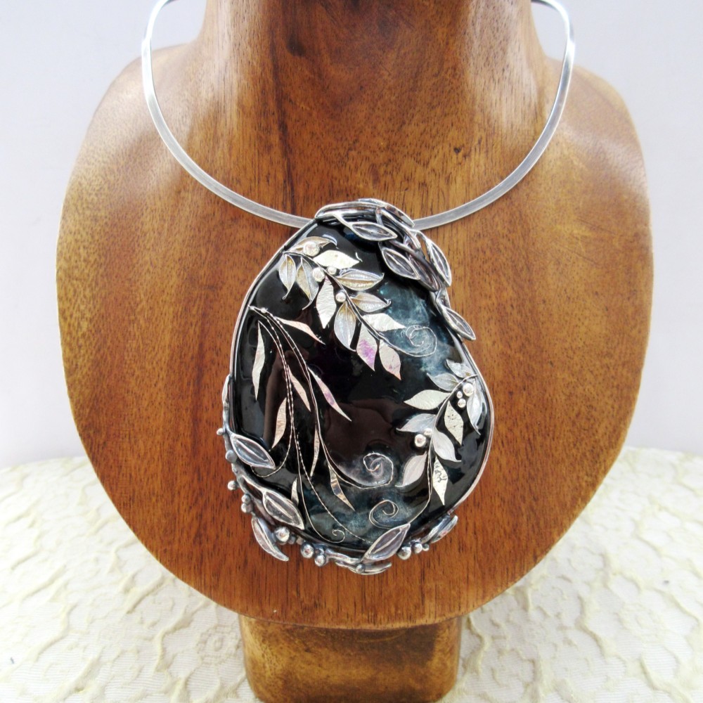 希少　アンティーク　ボーンアート　手彫りブローチk 希少　アンティーク　ボーンアート　手彫りブローチk