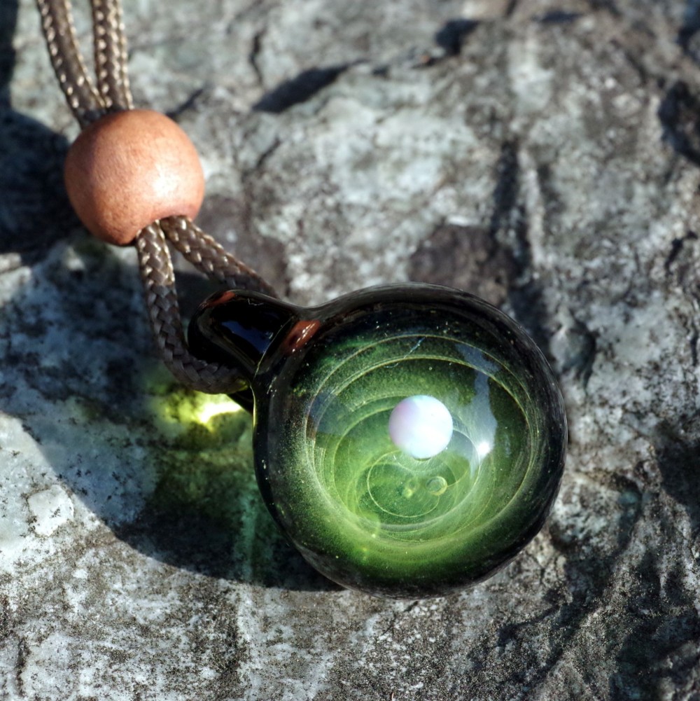 ガラスペンダント 柳緑の惑星 #48