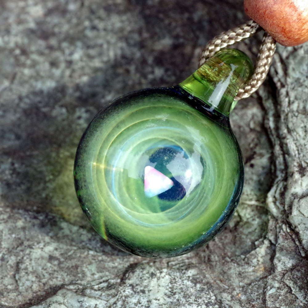 ガラスペンダント スパイラルホール トリリアントオパール入り #64