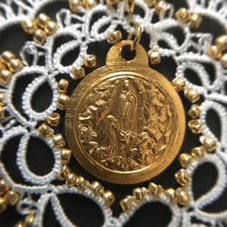 【Medal I - Lourdes / white】タティングレースのブローチ 7枚目の画像