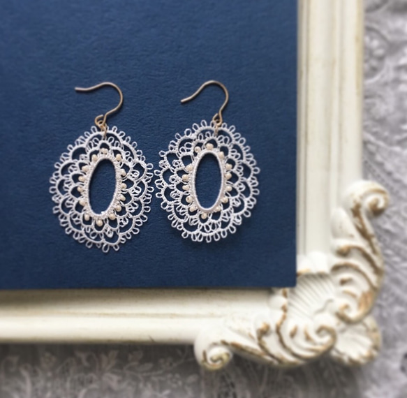 【Picots I / white】シルク手縫い糸製タティングレースのピアス/イヤリング・ノンホールピアス 1枚目の画像