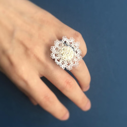 【 Rosette I / white 】シルク手縫い糸製タティングレースの指輪 1枚目の画像