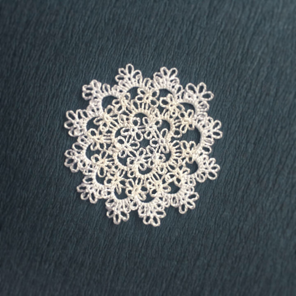 【 Rosette I / white 】シルク手縫い糸製タティングレースの指輪 5枚目の画像