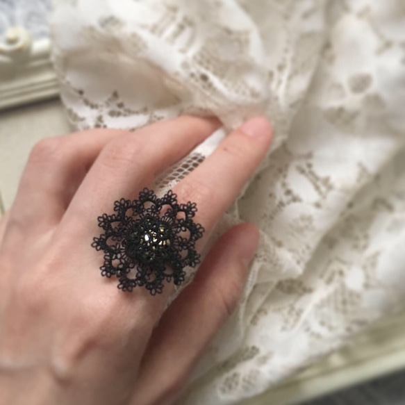 【 Rosette I / black 】シルク手縫い糸製タティングレースの指輪 1枚目の画像