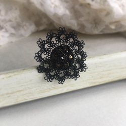 【 Rosette I / black 】シルク手縫い糸製タティングレースの指輪 2枚目の画像