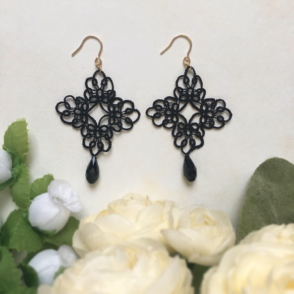 【Square Ⅱ/black】シルク手縫い糸製タティングレースのピアス/イヤリング・ノンホールピアス 1枚目の画像
