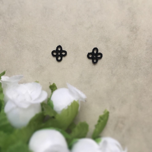 【 Small flower motif / black 】シルク手縫い糸製タティングレース2枚セット 1枚目の画像