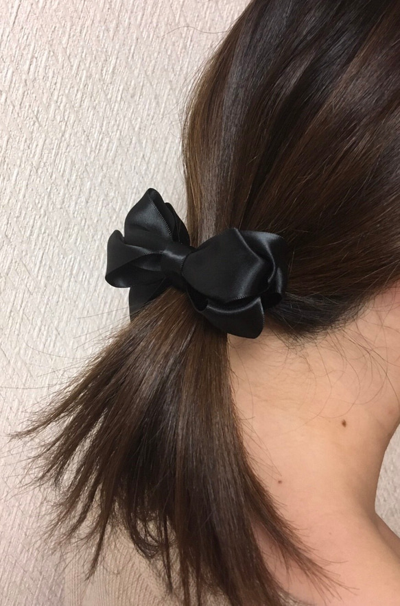 定番！艶ブラック★ほどよいボリュームリボン　ヘアゴム　親子で兼用できるリボンの大きさ◎就活やオフィスでも浮かないデザイン 6枚目の画像