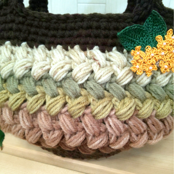 毛糸バッグ キンモクセイのコサージュ付き 2枚目の画像