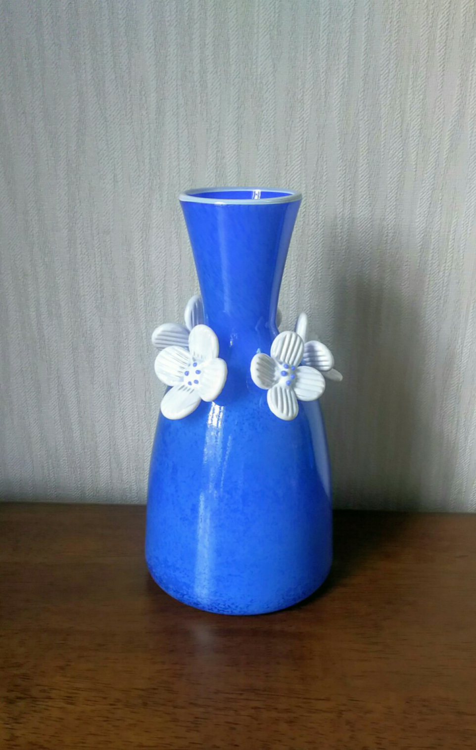 白い花と青の花瓶