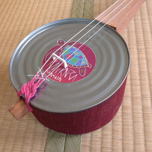 楽器】カンカラ三線 赤色 蝶とハイビスカス柄 カンカラ三線（レッド