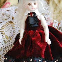 ミニビスクドール１５cm　赤いヴェルベットドレス 1枚目の画像
