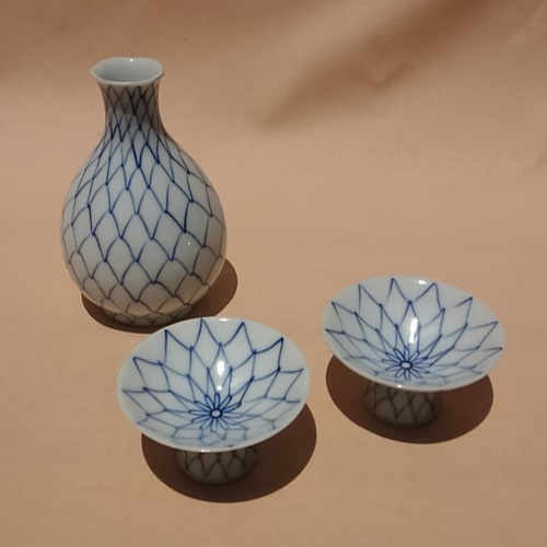 骨董　時代ガラス　乳白色　網目紋　若草色　反り口　盃　ぐい呑み　酒器 １客 網目紋徳利と盃 おちょこ・ぐい呑み・徳利 tikuhougama 通販 9366605