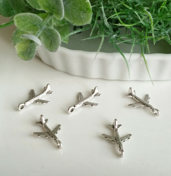 【みページ】飛行機チャーム ANA グリーン ジェット プロップ 繊細刺繍 タグ キーホルダー