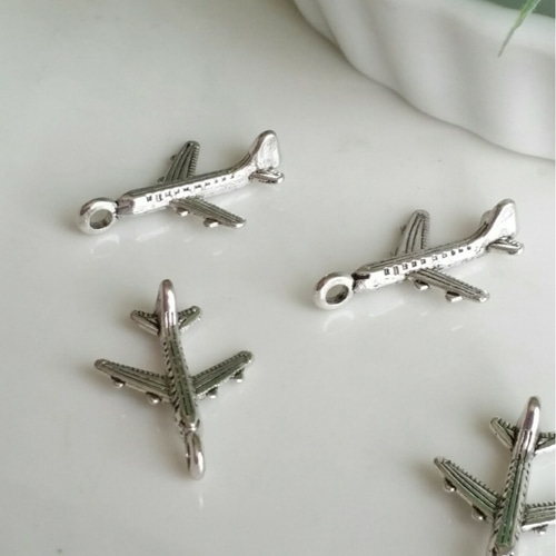 【みページ】飛行機チャーム ANA グリーン ジェット プロップ 繊細刺繍 タグ キーホルダー