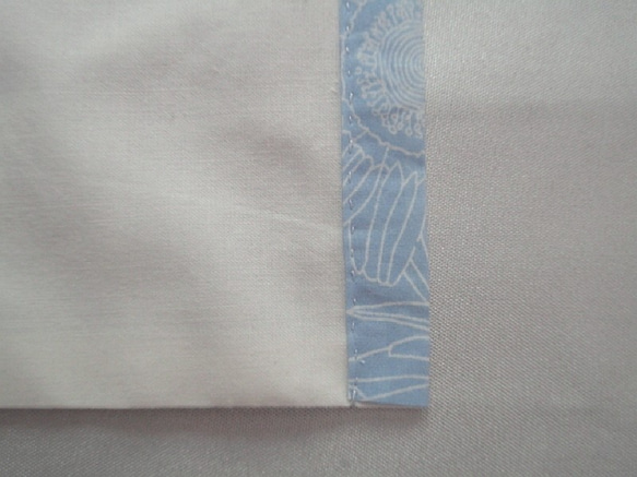 薄手　ブルー地に白のガーベラの花　　ふんわりギャザーマスク　No.103 5枚目の画像