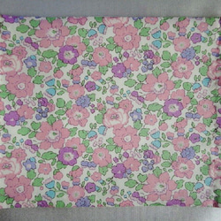 リバティプリント使用　Betsy縮小（ベッツィ ミニタイプ）　ピンクパープル　　ふんわりギャザーマスク　No.130 2枚目の画像