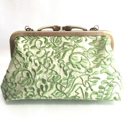 ピスタチオグリーン刺繍(チェーン)・がま口バッグ 2枚目の画像