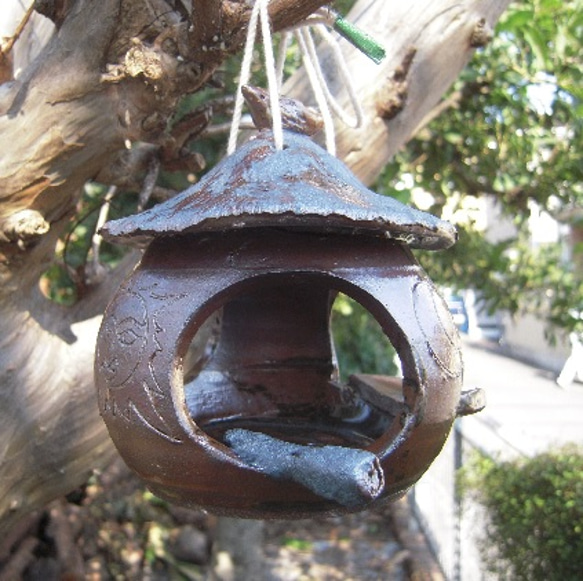 藁屋根風野鳥の餌入れ 1枚目の画像