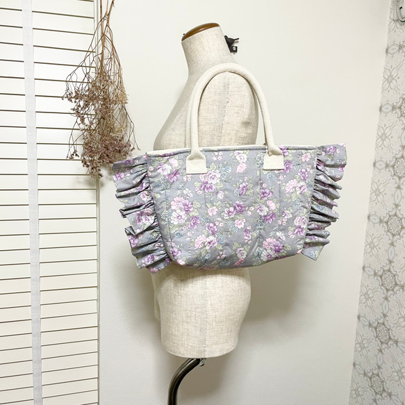 花柄フリルのキルティングバッグ　手提げ　フリルトートバッグ 5枚目の画像