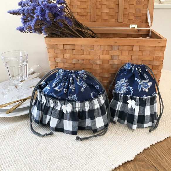 sale】お弁当袋＆コップ入れ 巾着2点セット フリル花柄 ブルー花柄x 