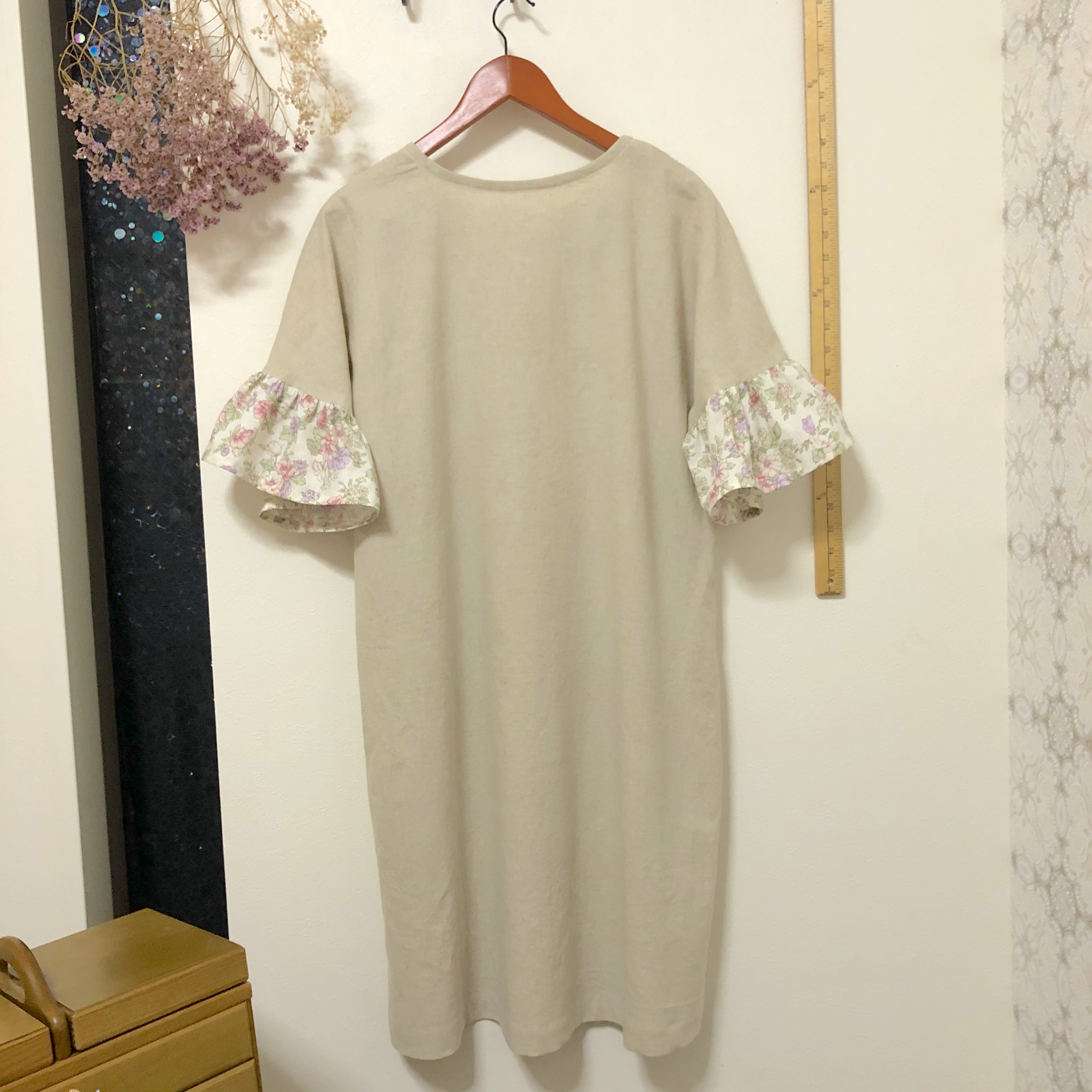 花柄フリル袖ワンピース　コットンリネン 　キナリ