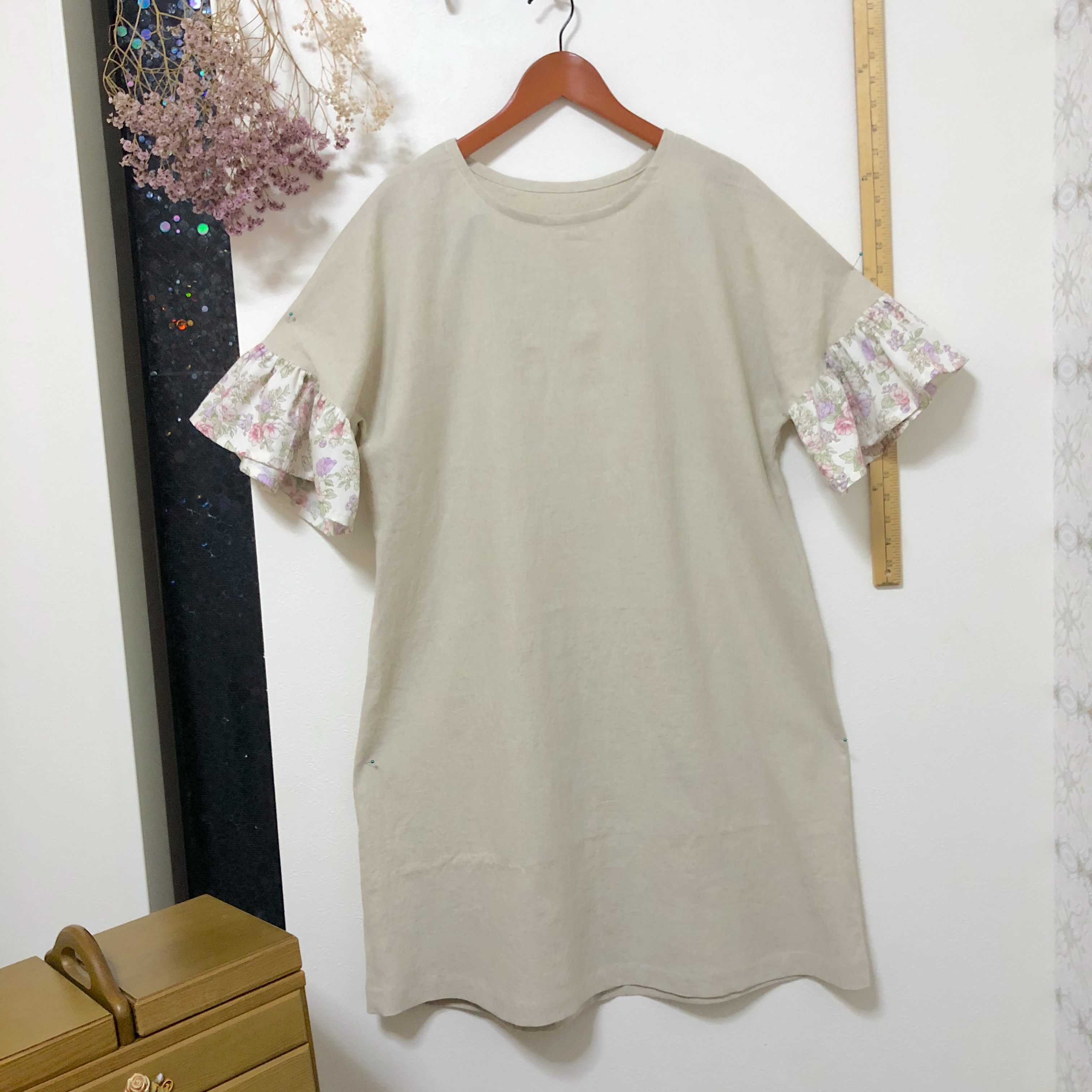 花柄フリル袖ワンピース　コットンリネン 　キナリ