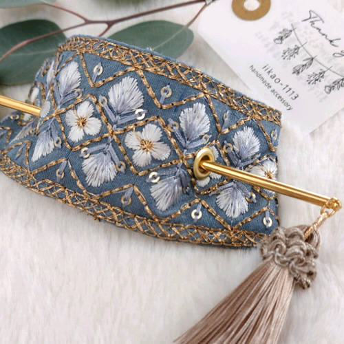 裏まで可愛いインド刺繍リボンのマジェステ/かんざし ライトブルー