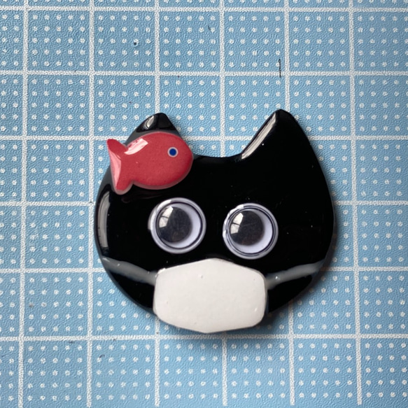 「CAT & fish」シリーズ　黒猫ブローチ　キョロ目ちゃん　マスクネコ 3枚目の画像