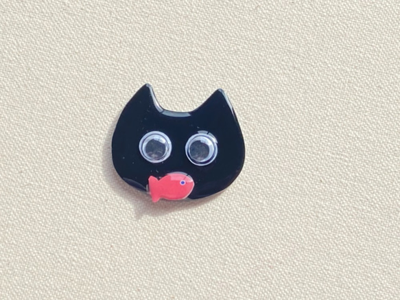 「CAT & fish」シリーズ　黒猫ブローチ　キョロ目ちゃん 1枚目の画像
