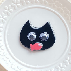 「CAT & fish」シリーズ　黒猫ブローチ　キョロ目ちゃん 2枚目の画像
