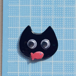 「CAT & fish」シリーズ　黒猫ブローチ　キョロ目ちゃん 3枚目の画像