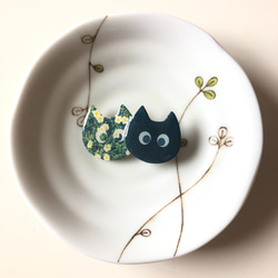 「CAT & fish」シリーズ　ブローチ　黒猫＆花柄猫 1枚目の画像