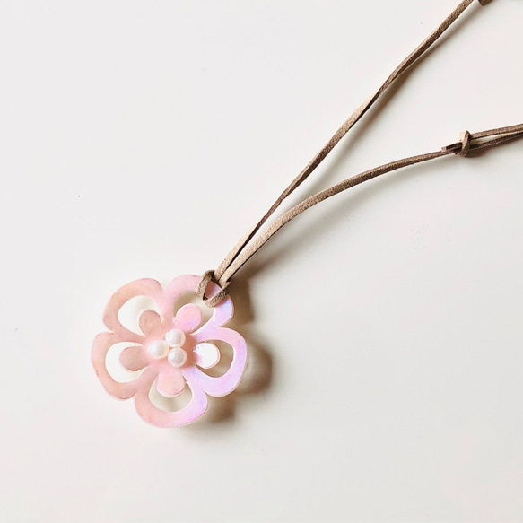 パール光沢ピンクのお花のネックレス 3枚目の画像