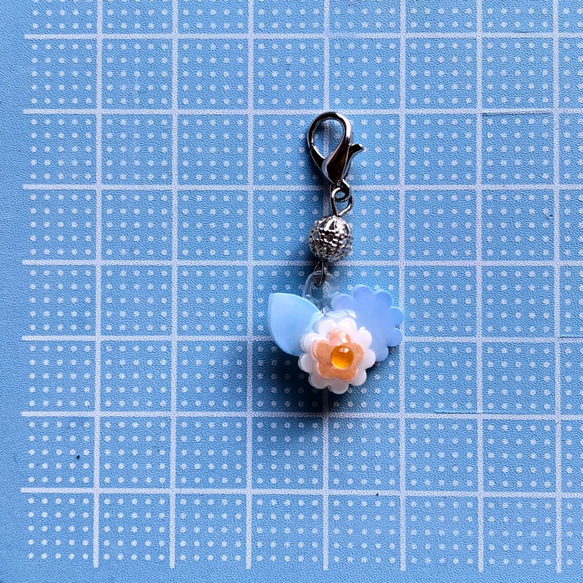 マスクチャーム　白と水色の小花が揺れるチャーム　 3枚目の画像
