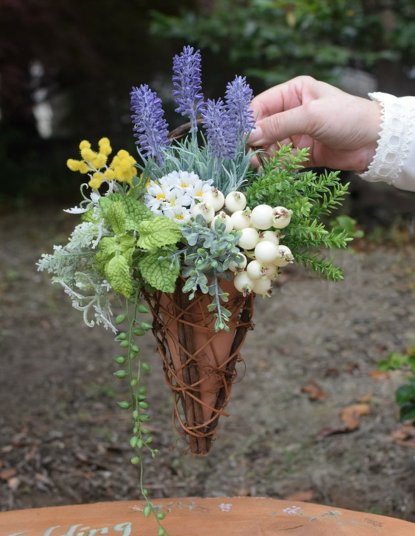 水やり無しハンギングバスケット＊10種類の寄せ植え《ラベンダー》【完成品】卒業 退職祝い 新築祝い 母の日 2枚目の画像