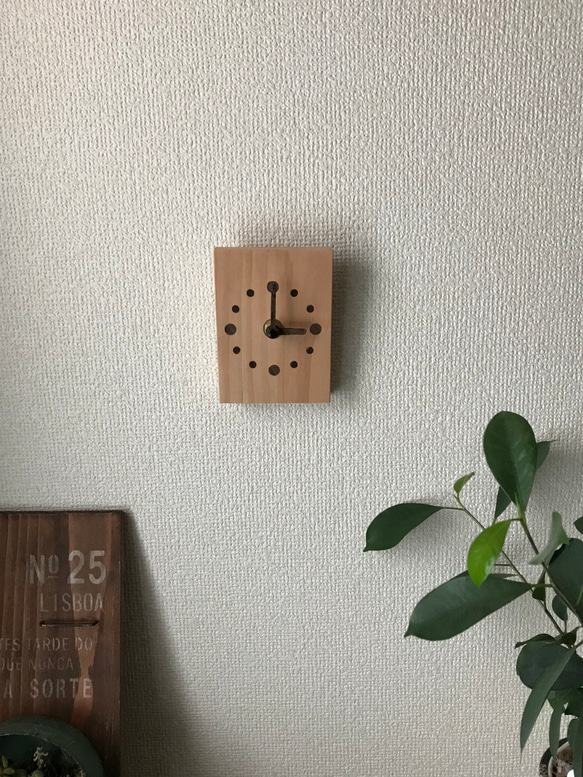 手のひらサイズの掛け時計　木製　ウォールナット 1枚目の画像