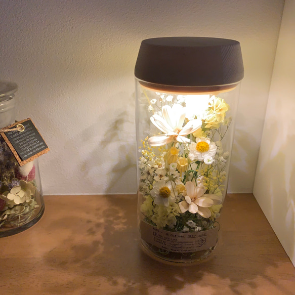 LEDライトアップ☆自動点灯・消灯機能付きフラワーボトル☆黄色のお花畑 1枚目の画像